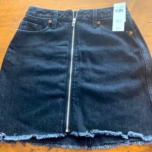 NEW WITH TAGS: Abercrombie & Fitch black denim zip up skirt.  Size 25.